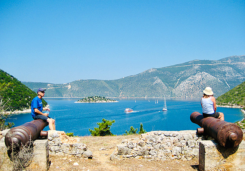 Loutsa beach. Ithaka. Kanoner. 