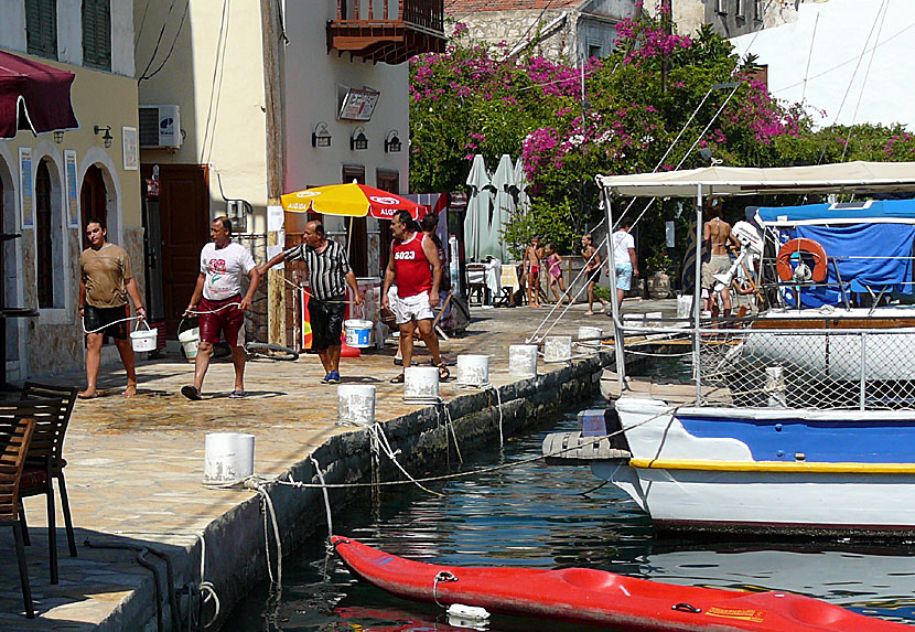 Kasta folk i vattnet på Kastellorizo i Grekland.