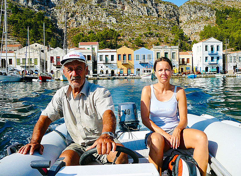 Utflyktsbåt med Georgios från Taverna Little Paris till Blue Cave på Kastellorizo i Grekland.