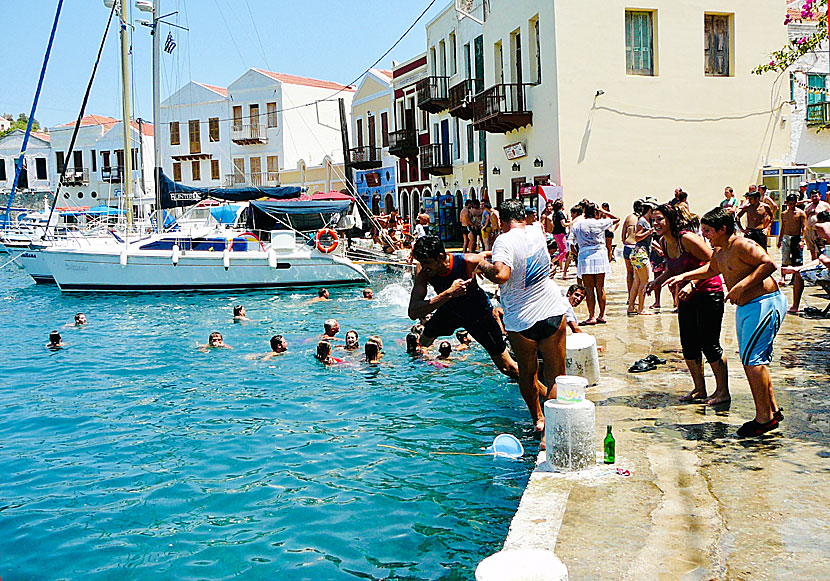 Under vattenfestivalen på Kastellorizo kastar man varandra i vattnet. 