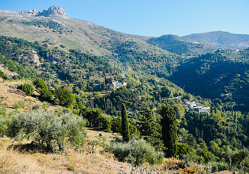 När man kör till Lasithiplatån från Heraklion på Kreta passerar man byarna Kato Kera och Pano Kera.