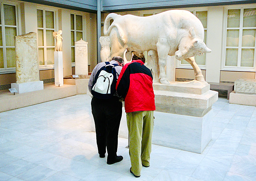 Även Kerameikos museum med den berömda tjuren är ett måste när man är i Aten.