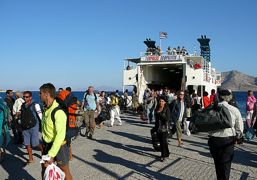 Express Skopelitis lägger till i hamnen på Koufonissi.