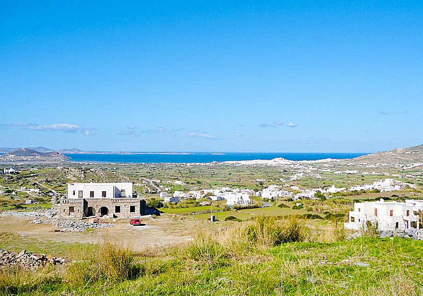 Naxos stad sett från vägen till bergsbyarna Apiranthos, Chalki och Moni.