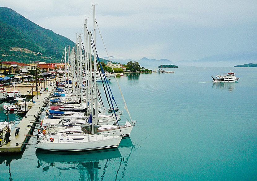 Segelbåtar i hamnen i Nidri  på Lefkas.