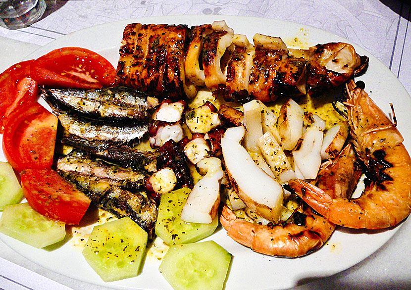 Om du gillar att äta färsk fisk ska du beställa Mixed fresh fish på Taverna Metaxi Mas på Naxos.