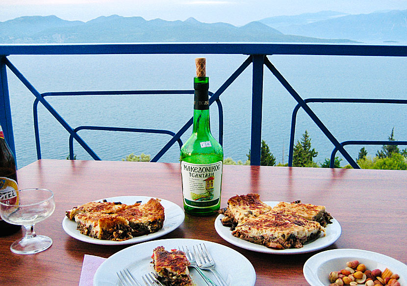 Hemlagad moussaka med utsikt från en balkong på Hotel Adriatica i Nikiana.