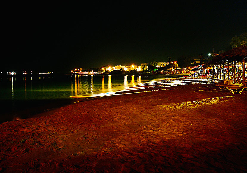 Underbara Agia Anna beach på Naxos är upplyst på kvällen och natten.