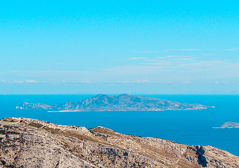 När man kör till byn Apiranthos på Naxos ser man ön Donoussa. 