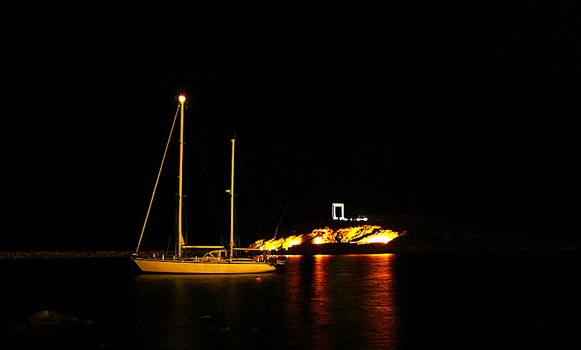 Portaran i Naxos stad på kvällen.