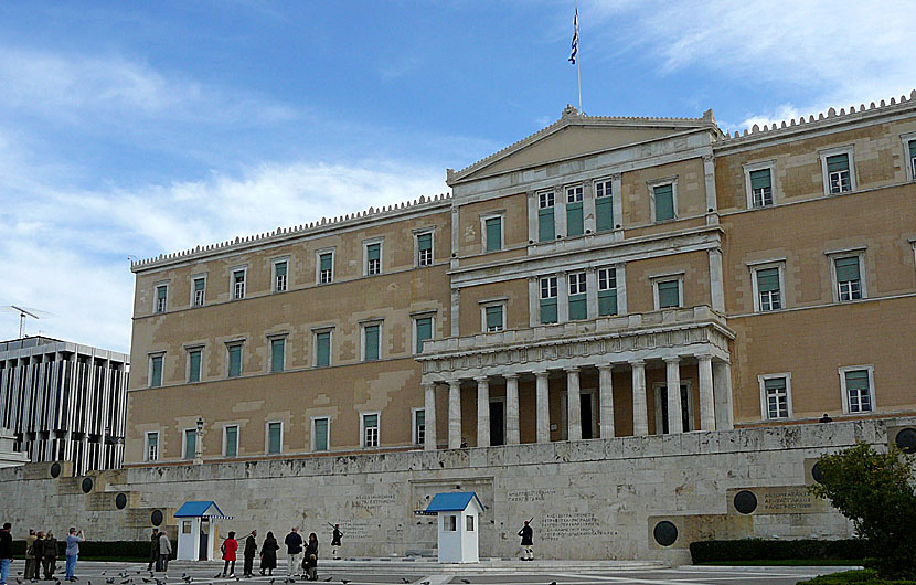 Grekiska parlamentet och Syntagmatorget i Aten.