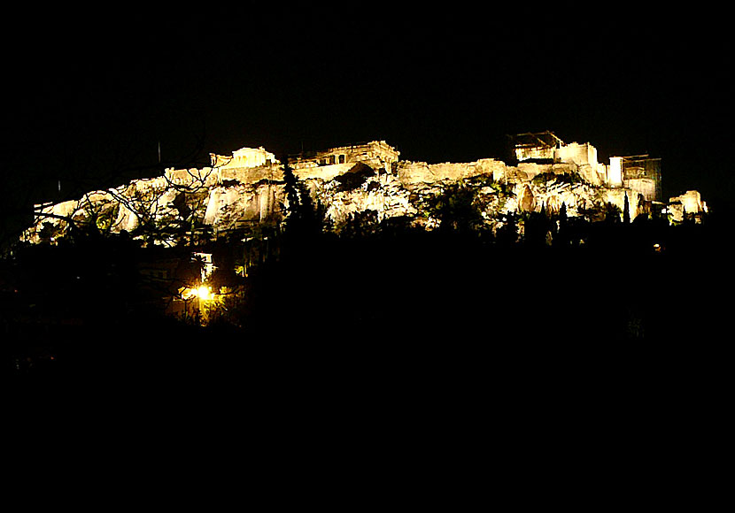 Akropolis och Parthenon sett från Monastiraki i Aten.