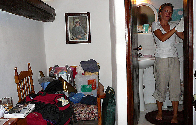 Packa och tvätta kläder i Chania på Kreta.