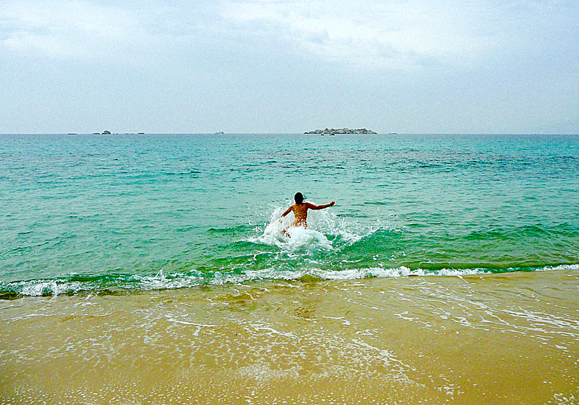 Sola och bada naken på Plaka beach på Naxos.