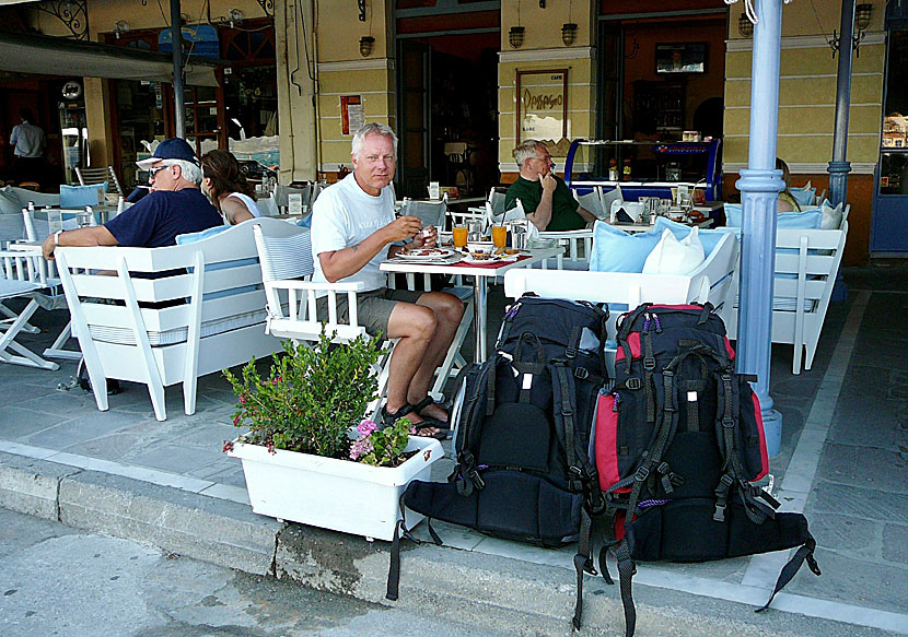 En långsam frukost i Poros hamn i väntan på färjan till Pireus. 