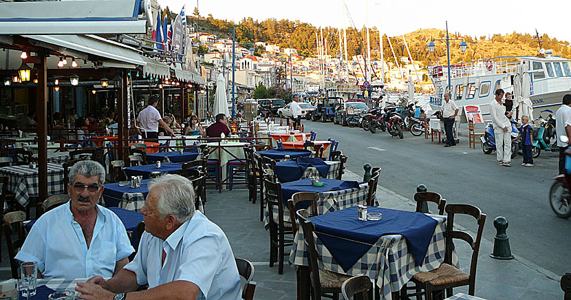Restauranger längs hamnpromenaden i Poros stad.