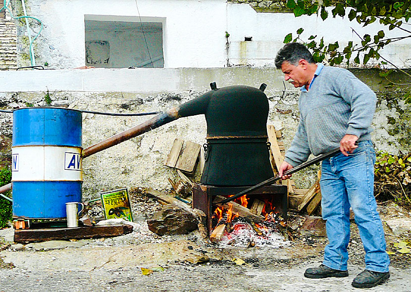 Hembränt raki från Koronida på Naxos i Grekland.