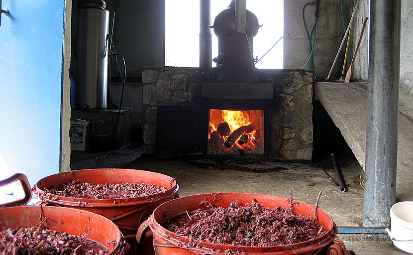 Tillverkning av raki på Kreta. 