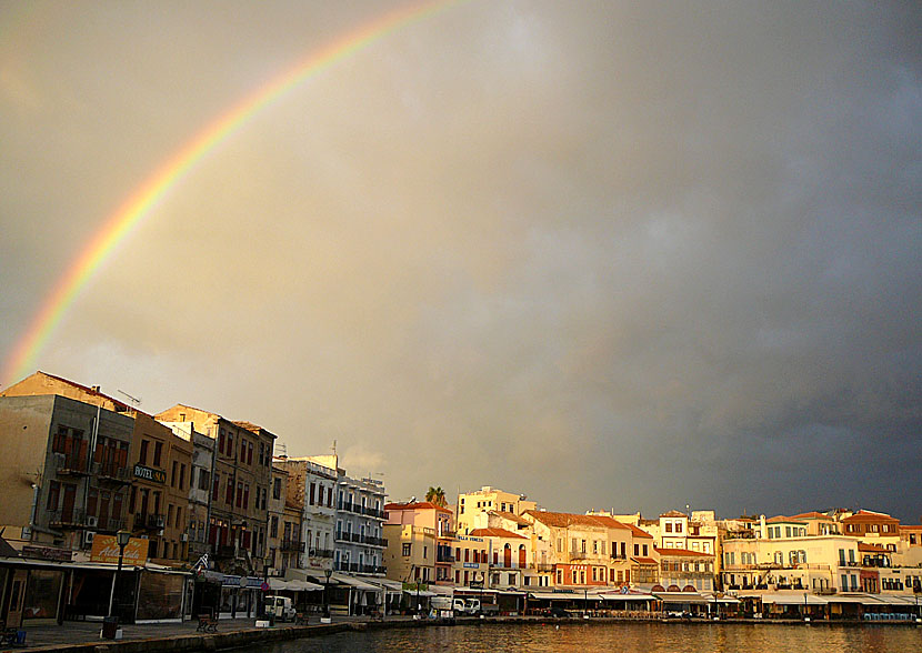 Venetianska hamnpromenaden i Chania på Kreta.