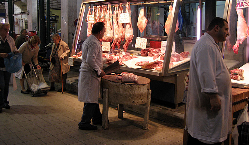 Saluhallen i Aten där det säljs kött. 