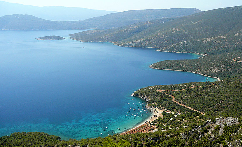 Den fantastiska utsikten över Mourtia beach från klostret Zoodohou Pigis på Samos.