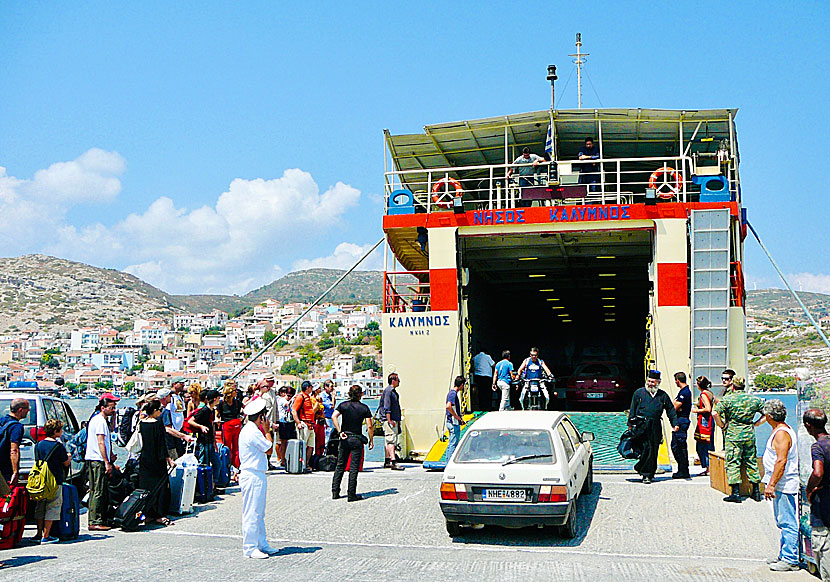 Den lilla bilfärjan Nisos Kalymnos i hamnen i Pythagorion.
