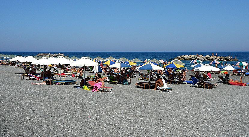 Kamari beach på Santorn är täckt av små gråsvarta stenar som är grymt varma. 