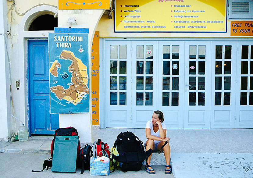 Vänta på en färja i hamnen på Santorini.
