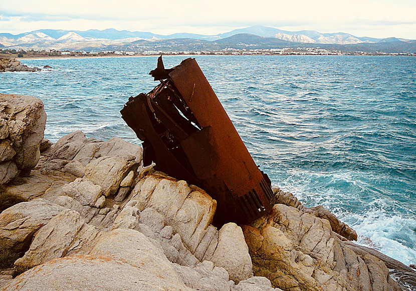 Resterna av ett sjunket skepp vid hedlandskap bortanför Agios Prokopios på Naxos.