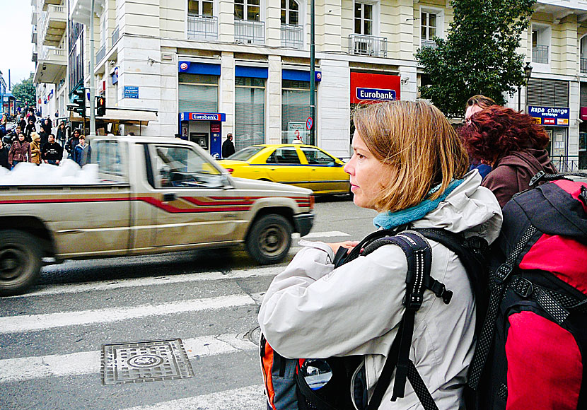 Trafiken i Aten är kaotisk och intensiv.