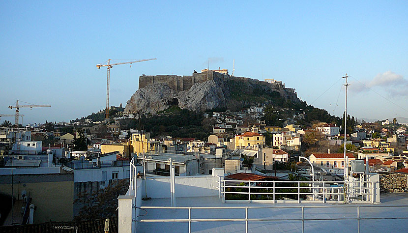 Utsikt över Akropolis och Anafiotika från frukostterrassen på Hotel Adonis i Plaka.