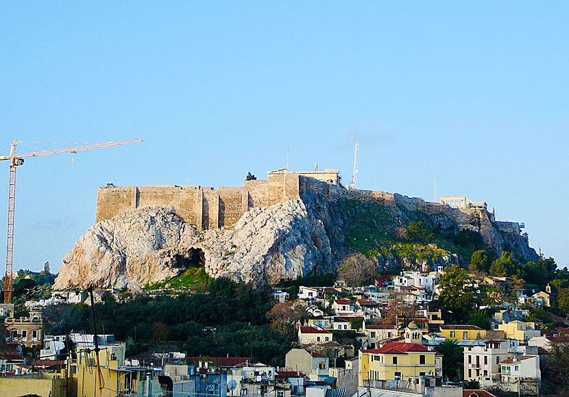 Utsikt över Akropolis och Anafiotika från frukostterrassen på Hotel Adonis i Plaka.