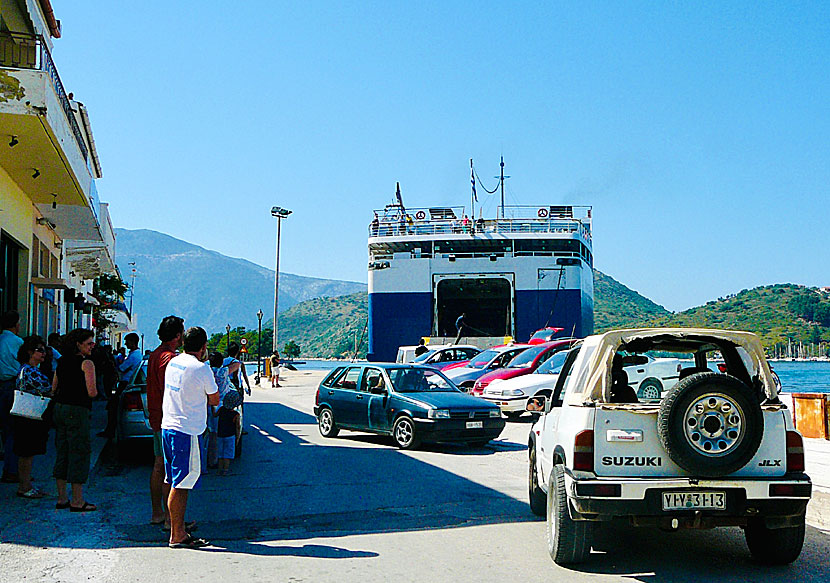 Färjor och katamaraner till Kefalonia i hamnen i Vathy på Ithaka.