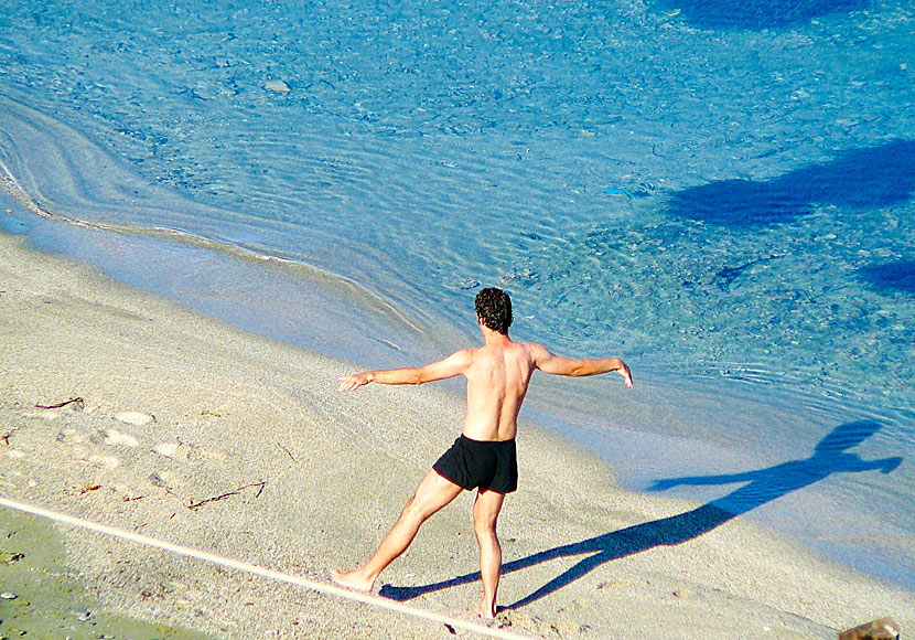 Yoga på stränderna på Amorgos i Kykladerna. 