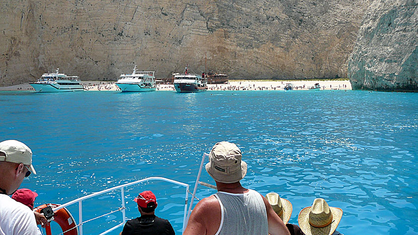 Båt till Shipwreck beach på Zakynthos.