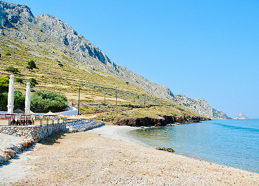 Vid Plakes beach finns en taverna och solstolar att hyra.