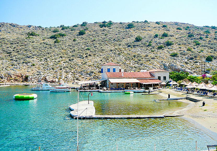 De bästa stränderna på Hydra i Grekland. Mandraki beach. 