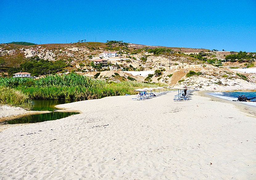 Den lilla floden som rinner ut på Livadia beach i Armenistis.