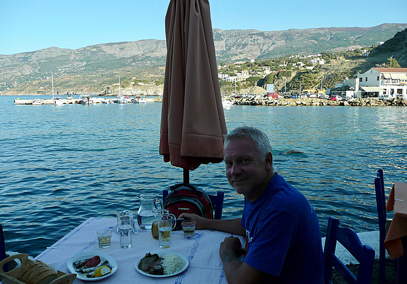 Tavernor i Evdilos hamn på Ikaria.