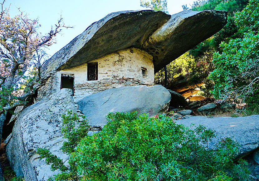 Missa inte Theoktistis Monastery om du vill se anti-pirathus på Ikaria.