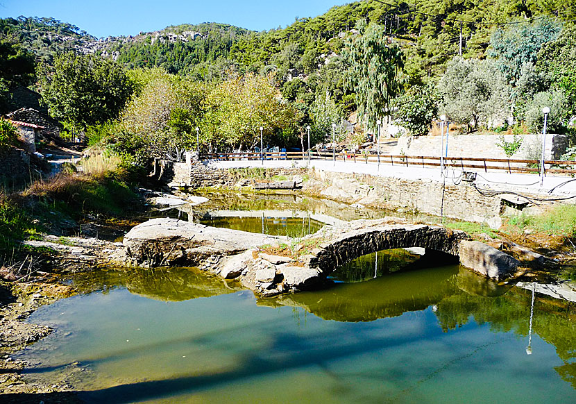 Gamla stenbroar på Ikaria.