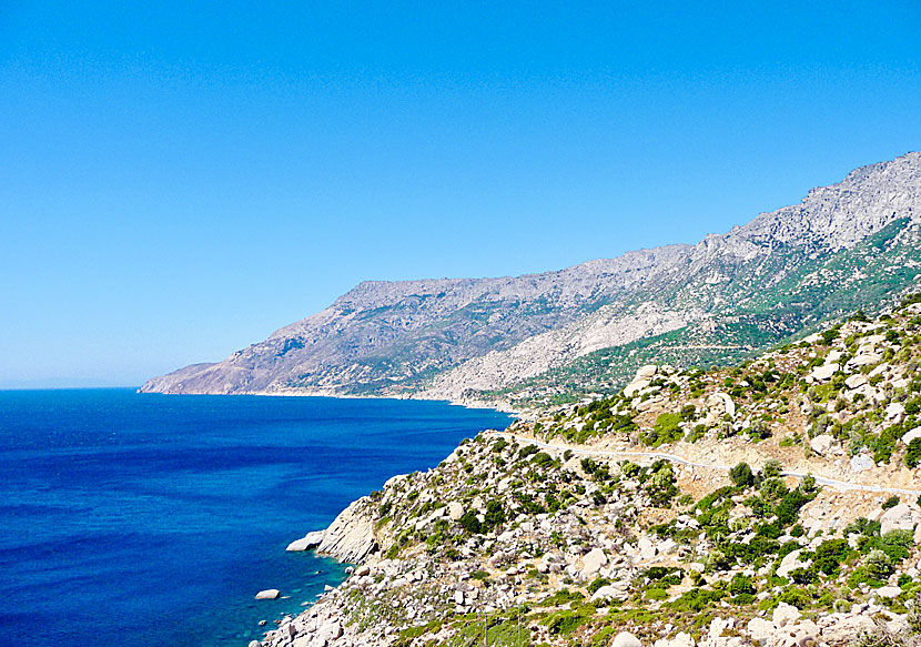 Vägen till byn Magganitis på Ikaria i Grekland.