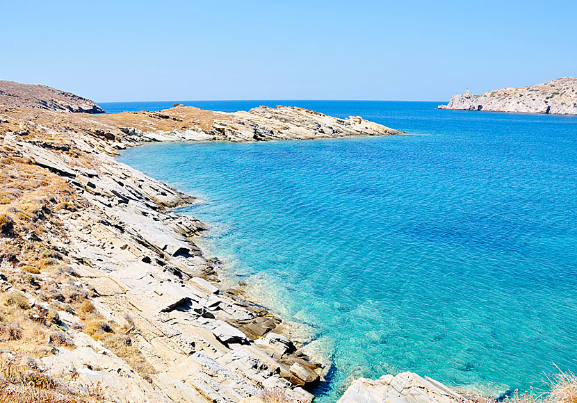 Mittemellan Valmas beach och kyrkan Agia Irini ligger denna lilla strand. 