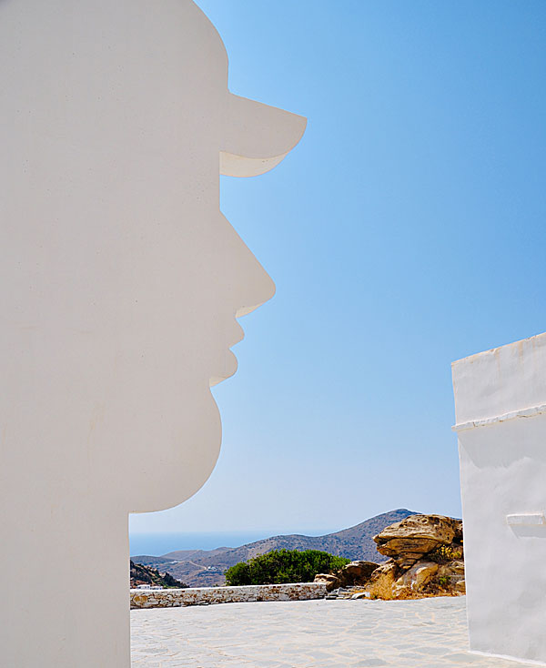 Konstnären Yannis Gaitis från Ios är känd för sina skulpturer av anonyma män med hatt. 