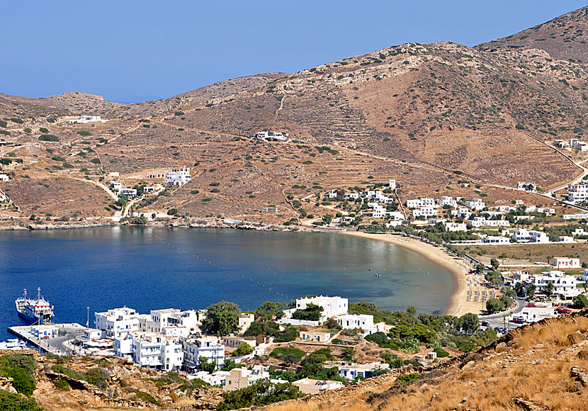 Hamnen Ormos och sandstranden Gialos på ön Ios i Grekland.