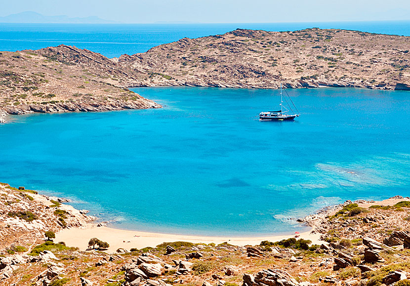 Tris Klisies beach innan Manganari passar dig som gillar att snorkla.