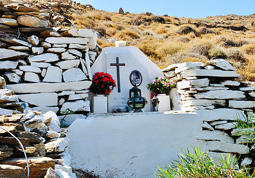 Kostas är begravd ovanför tavernan på Valmas beach på Ios i Grekland.