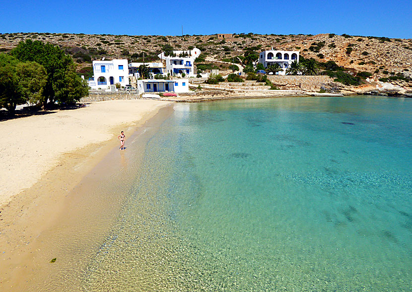 Den fina sandstranden i hamnen på Iraklia.