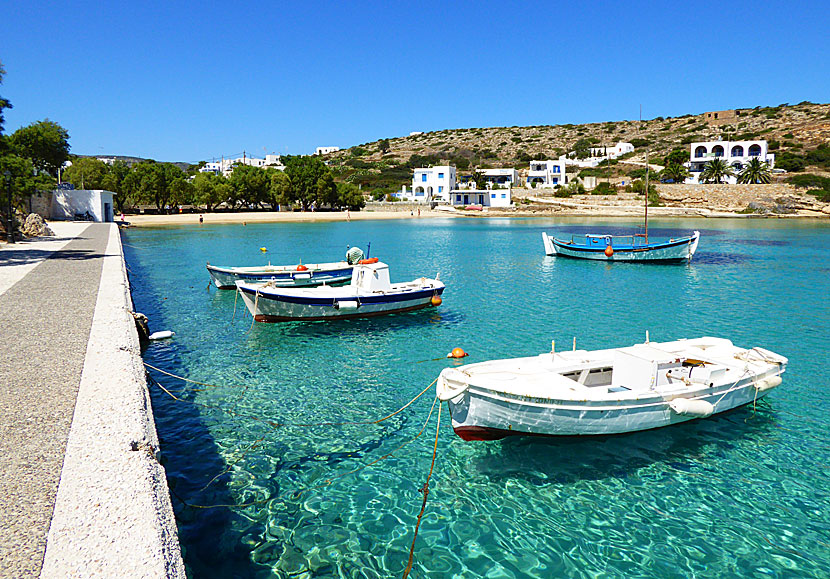 Hamnpromenaden och den fina stranden i hamnen på Iraklia i Grekland.