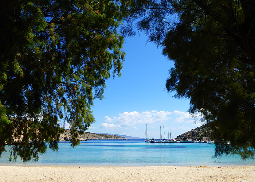 Agios Georgios beach i hamnen på Iraklia.